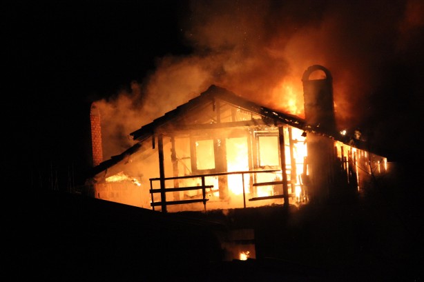 Foto - Sobadan sıçrayan kıvılcım evi alev alev yaktı