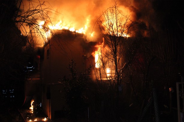 Foto - Sobadan sıçrayan kıvılcım evi alev alev yaktı