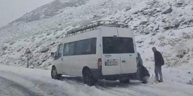 Foto - Şoförler güçlükle ilerleyebildi! 3 bin rakımlı Karabet Geçidi'nde kar yağışı