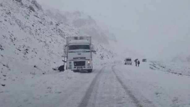 Şoförler güçlükle ilerleyebildi! 3 bin rakımlı Karabet Geçidi'nde kar yağışı