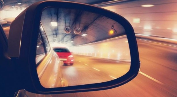 Foto - Şoförlüğünüze çok güvenmeyin: Araba kullanırken en çok yapılan hatalar!