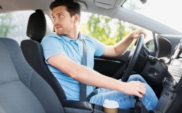 Foto - Şoförlüğünüze çok güvenmeyin: Araba kullanırken en çok yapılan hatalar!