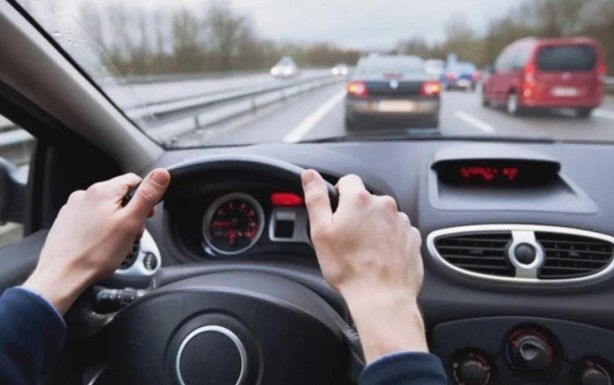 Foto - Şoförlüğünüze çok güvenmeyin: Araba kullanırken en çok yapılan hatalar!