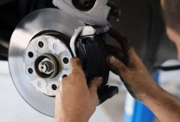 Foto - Şoförlüğünüze çok güvenmeyin: Araba kullanırken en çok yapılan hatalar!