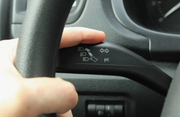 Foto - Şoförlüğünüze çok güvenmeyin: Araba kullanırken en çok yapılan hatalar!