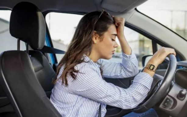 Foto - Şoförlüğünüze çok güvenmeyin: Araba kullanırken en çok yapılan hatalar!