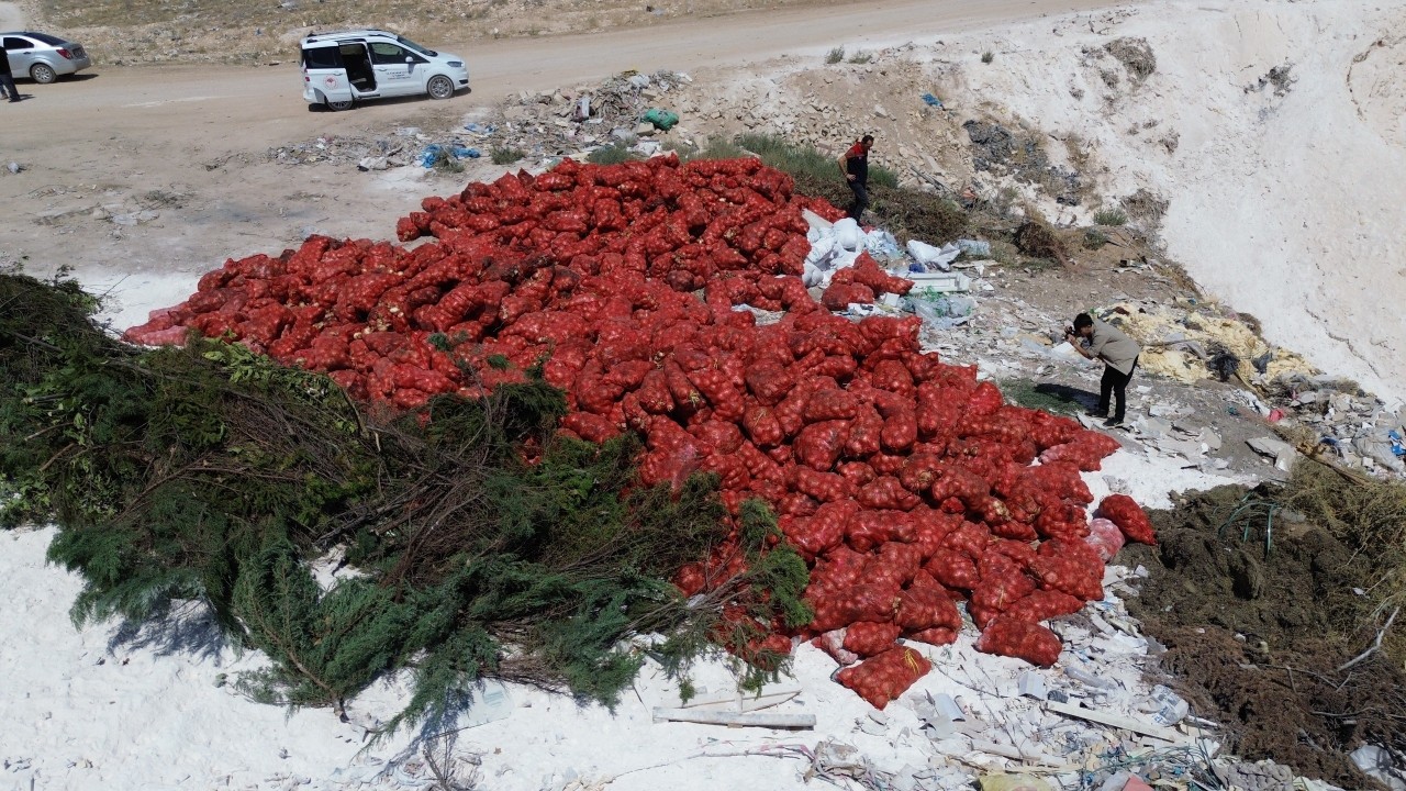 Foto - Soğan fiyatları düşmesin daha da artsın diye bakın ne yaptılar! 'Allah sizi bildiği gibi yapsın'