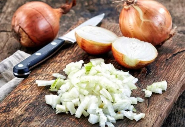 Foto - Soğanı dilimleyip bekletmek zehir saçıyor