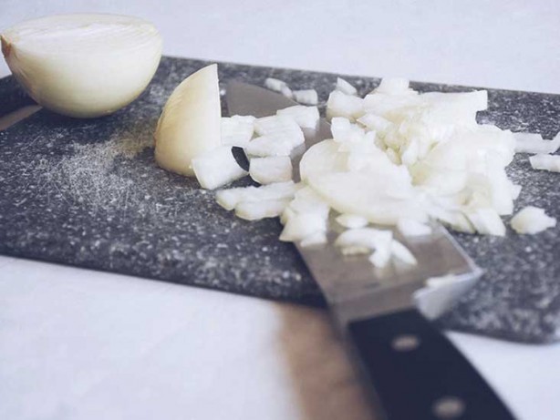 Foto - Soğanı dilimleyip bekletmek zehir saçıyor