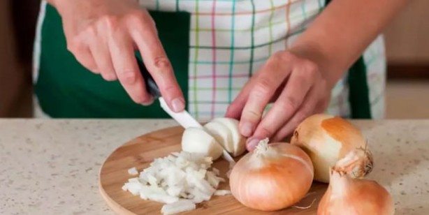 Foto - Soğanı dilimleyip bekletmek zehir saçıyor