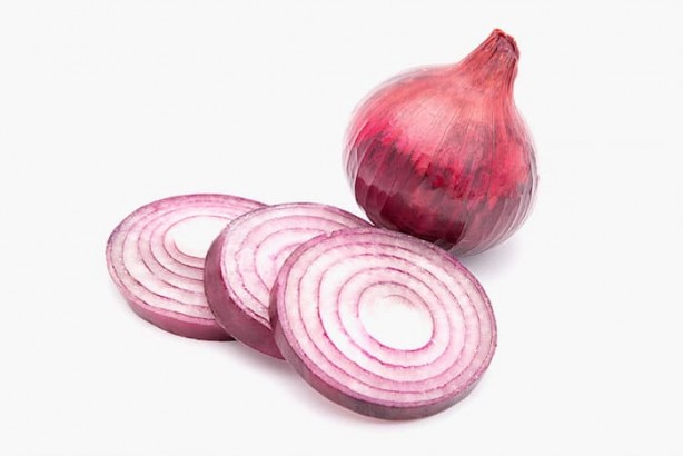 Foto - Soğanı dilimleyip topuğunuza koyun, bakın neler oluyor! "Hadi canım, olur mu öyle şey" demeyin! Faydasını duyan hemen deneyecek! Ayağa soğan koymak bakın nelere iyi geliyor?