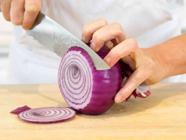 Foto - Soğanı sakın böyle yemeyin! Zehirliyor…