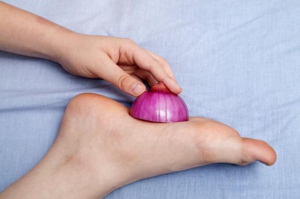 Soğanı yatmadan önce çorabınızın içine koyarsanız bakın ne oluyor! Sonucu görenler inanamıyor