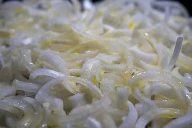 Foto - Soğanı yatmadan önce çorabınızın içine koyarsanız bakın ne oluyor! Sonucu görenler inanamıyor