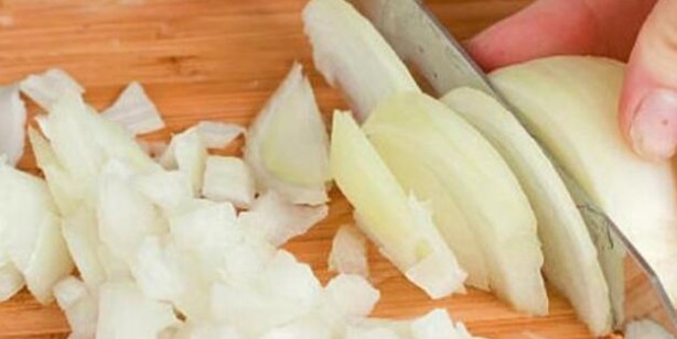 Foto - Soğanlı sütün faydaları: Mor soğan, hızlı bir şekilde vücuda yayılıyor! Geçmez denilen öksürüğü geçiriyor