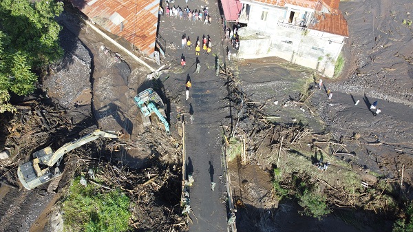 Foto - Soğuk lavlar bir köyü tanınmaz hale getirdi