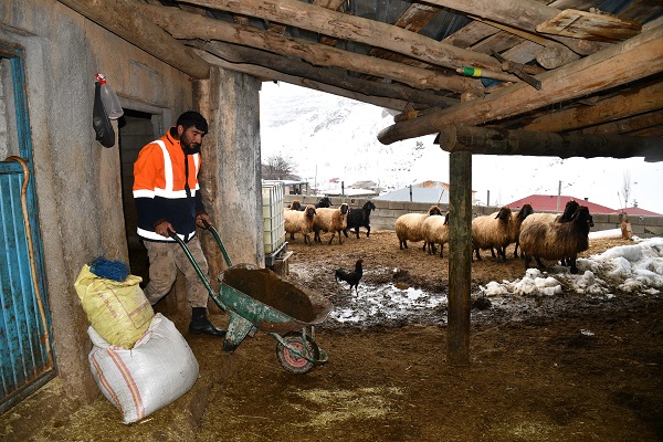 Foto - Soğuktan kimse dışarıya çıkamazken onlar ekmek savaşında