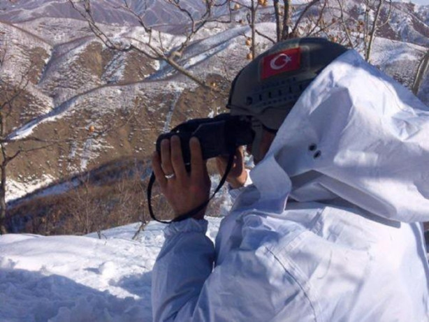 Foto - Şok görüntüler! Sığınakta yakalanan 2 PKK'lı böyle çıkarıldı!