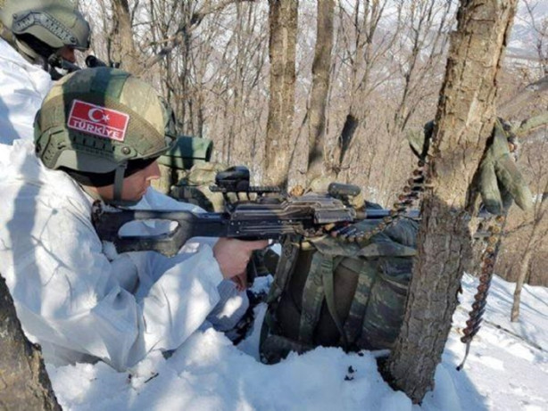 Foto - Şok görüntüler! Sığınakta yakalanan 2 PKK'lı böyle çıkarıldı!