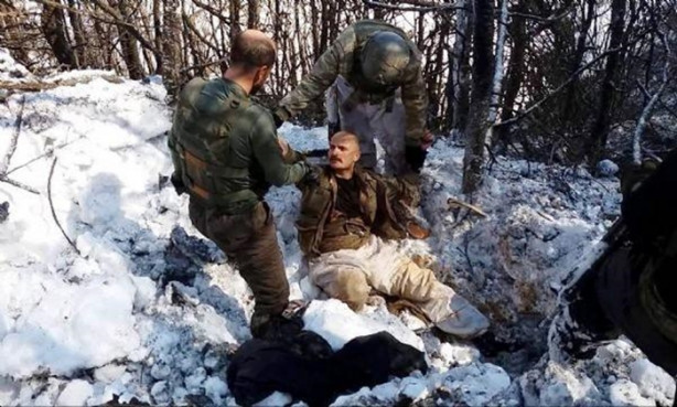 Foto - Şok görüntüler! Sığınakta yakalanan 2 PKK'lı böyle çıkarıldı!