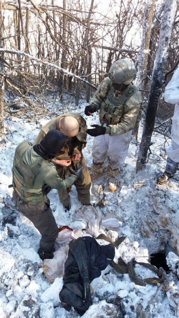 Foto - Şok görüntüler! Sığınakta yakalanan 2 PKK'lı böyle çıkarıldı!