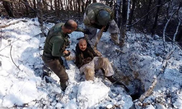 Foto - Şok görüntüler! Sığınakta yakalanan 2 PKK'lı böyle çıkarıldı!