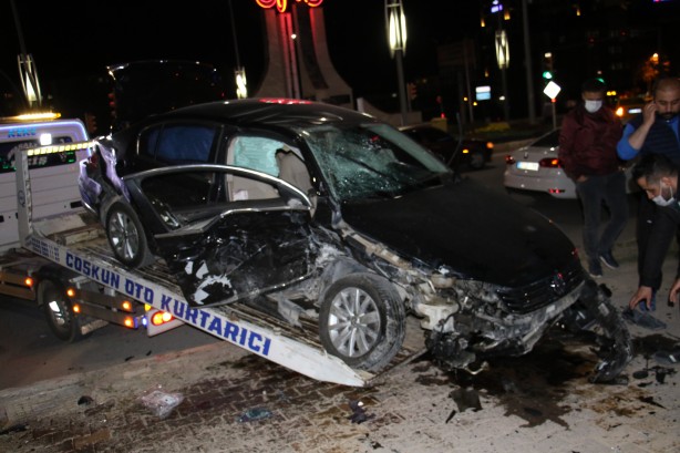 Foto - Sokağa çıkma yasağı sırasında zincirleme trafik kazası