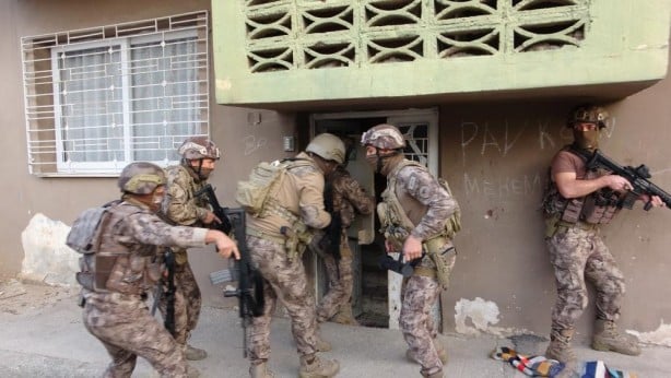 Foto - Sokağı kana bulayacaklardı! Çok sayıda adrese baskın: Patlayıcılar ele geçirildi!