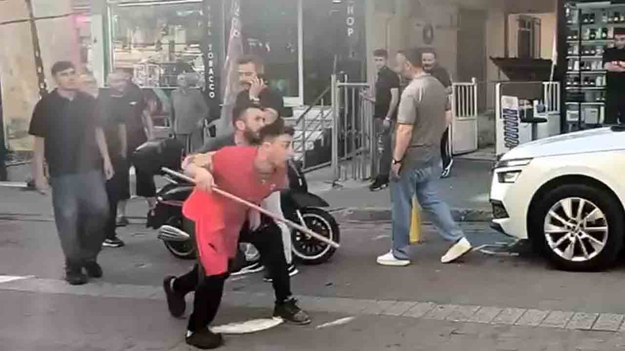Sokak kavgası kamerada: Sopalar ve yumruklar havada uçuştu!