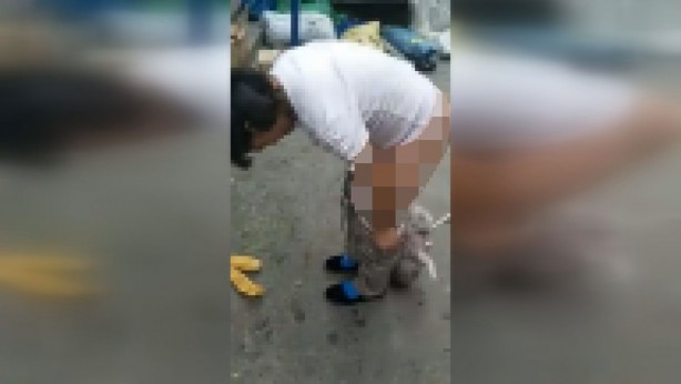 Sokak ortasında doğum yaptı! Şoke eden anlar böyle kaydedildi