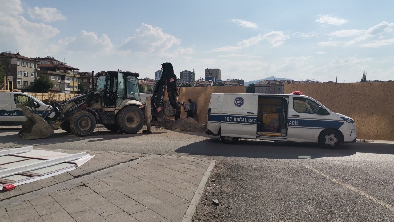 Foto - Sokak ortasında gaz sızıntısı