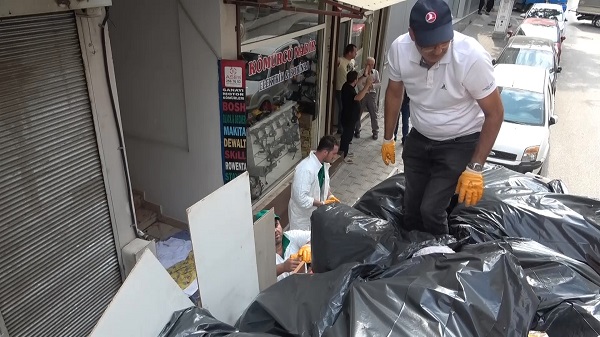 Foto - Sokak sokak dolaşıp topladı! O evden öyle şeyler çıktı ki