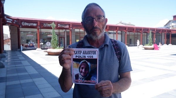 Foto - Sokak sokak geziyor! Her yerde annesini arıyor