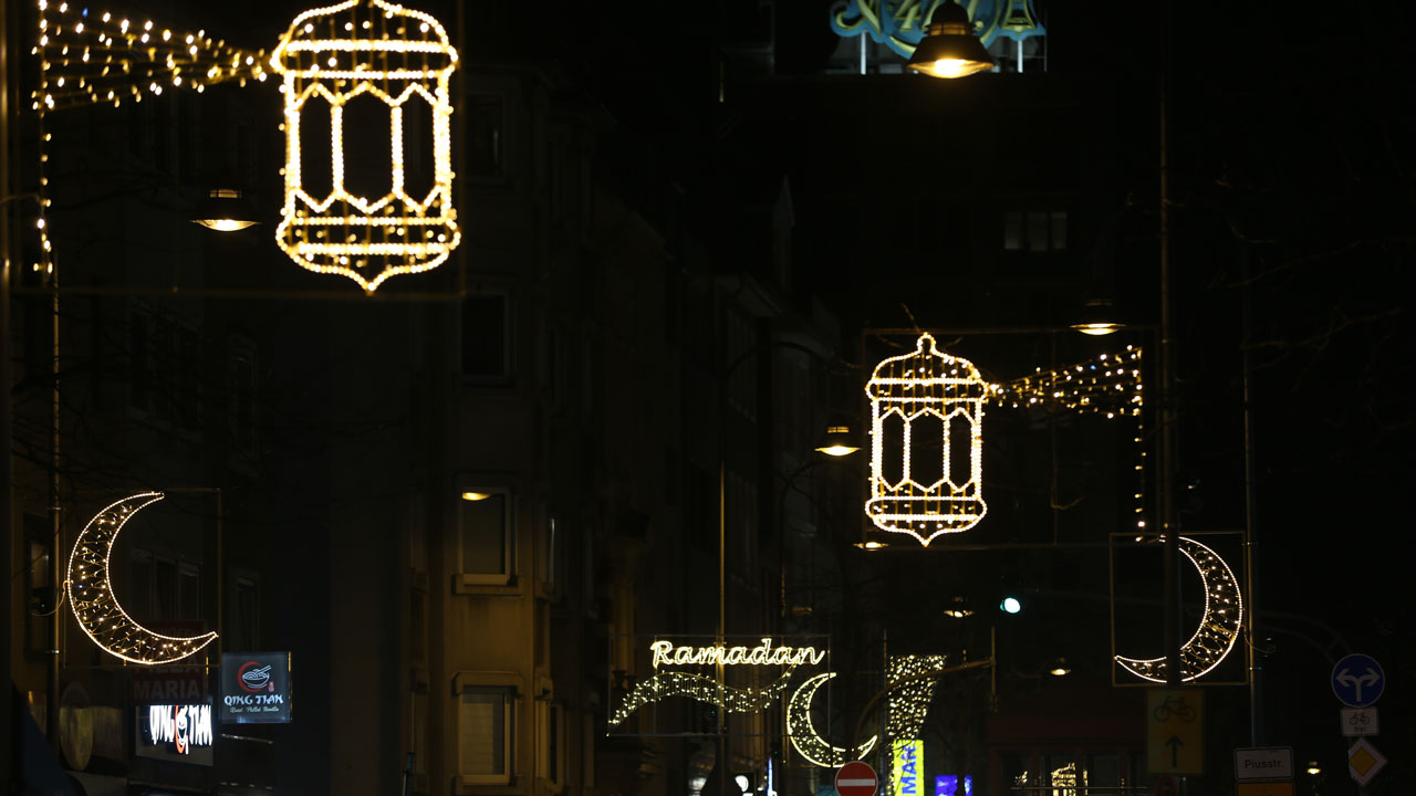 Sokaklar ışıl ışıl parlıyor! Ramazan coşkusu Avrupa'da