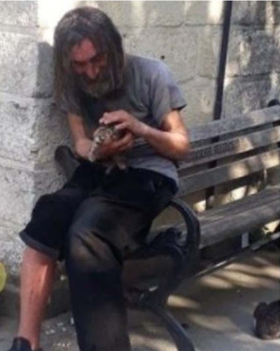 Sokaklarda perişan haldeydi! Camiye gitti hayatı değişti
