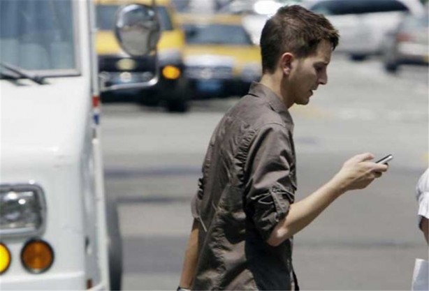 Sokakta yürürken mesajlaşmaya yasak geliyor