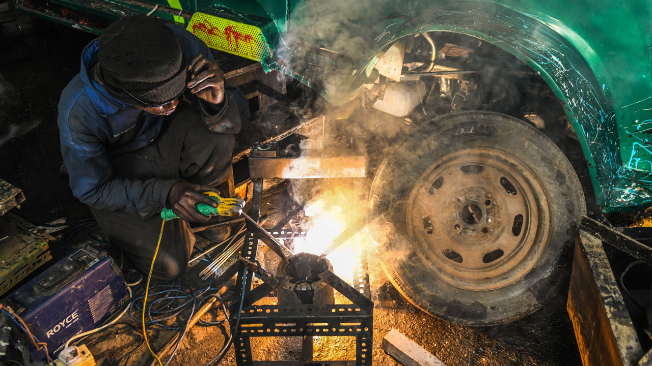 Foto - Sokaktan atölyeye! Nairobi’de Gençler hurdayla umut inşa ediyor