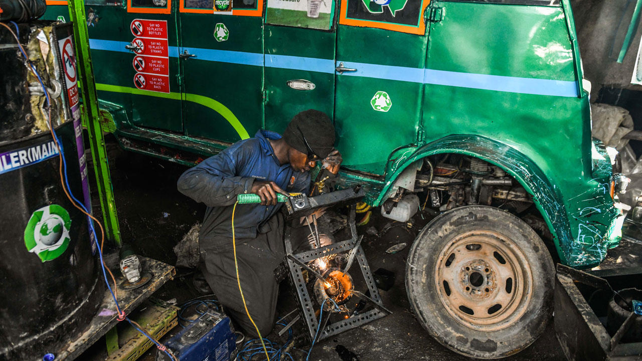 Foto - Sokaktan atölyeye! Nairobi’de Gençler hurdayla umut inşa ediyor