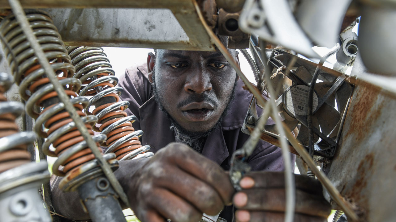 Foto - Sokaktan atölyeye! Nairobi’de Gençler hurdayla umut inşa ediyor