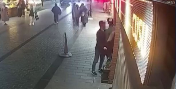 Sokaktan geçen kimseye aldırış etmedi! Cansız mankeni gözüne kestirdi! Bir dakikada…