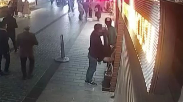 Foto - Sokaktan geçen kimseye aldırış etmedi! Cansız mankeni gözüne kestirdi! Bir dakikada…