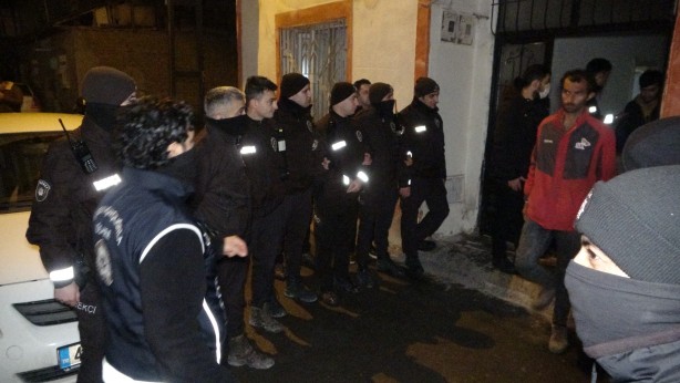 Foto - Şoke eden görüntü! Bir evden tam 35 düzensiz göçmen çıktı