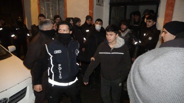 Şoke eden görüntü! Bir evden tam 35 düzensiz göçmen çıktı