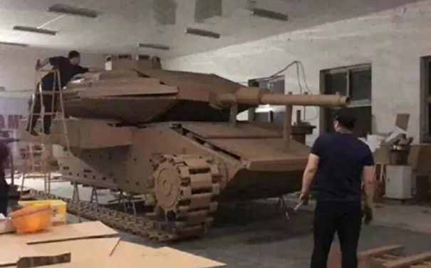 Foto - Şoke eden görüntüler! Evinin garajında tank yaptı