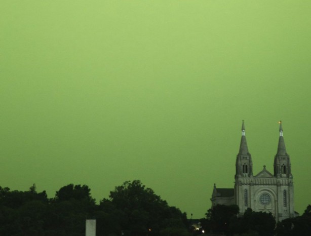 Foto - Şoke eden görüntüler! Gökyüzü yeşile döndü