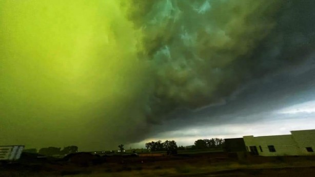 Foto - Şoke eden görüntüler! Gökyüzü yeşile döndü