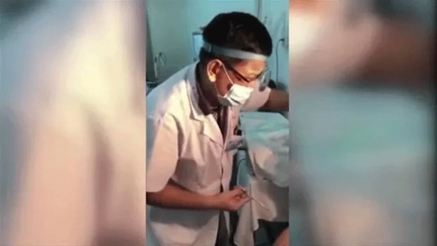 Şoke eden olay! Kanayan burnundan çıkanlar şaşkına çevirdi