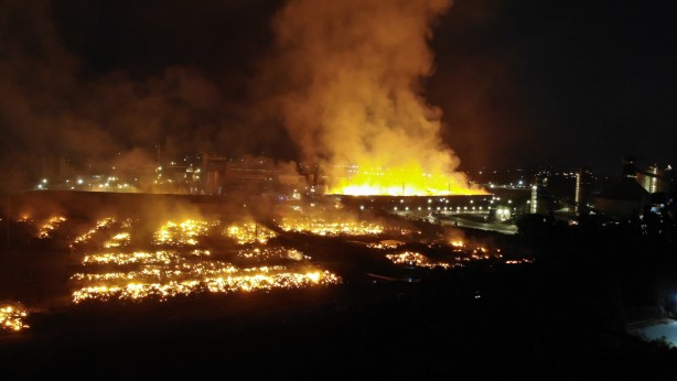 Foto - Söke kağıt fabrikasındaki yangın söndürülemiyor