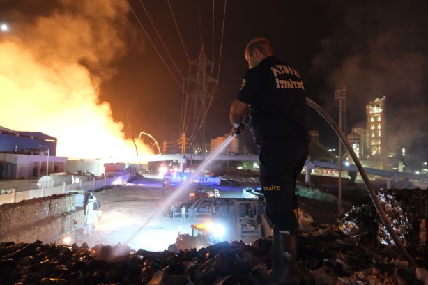 Foto - Söke kağıt fabrikasındaki yangın söndürülemiyor