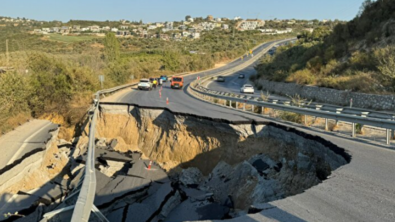 Foto - Söke-Kuşadası yolu bir anda çöktü! Görenleri hayret içinde bıraktı